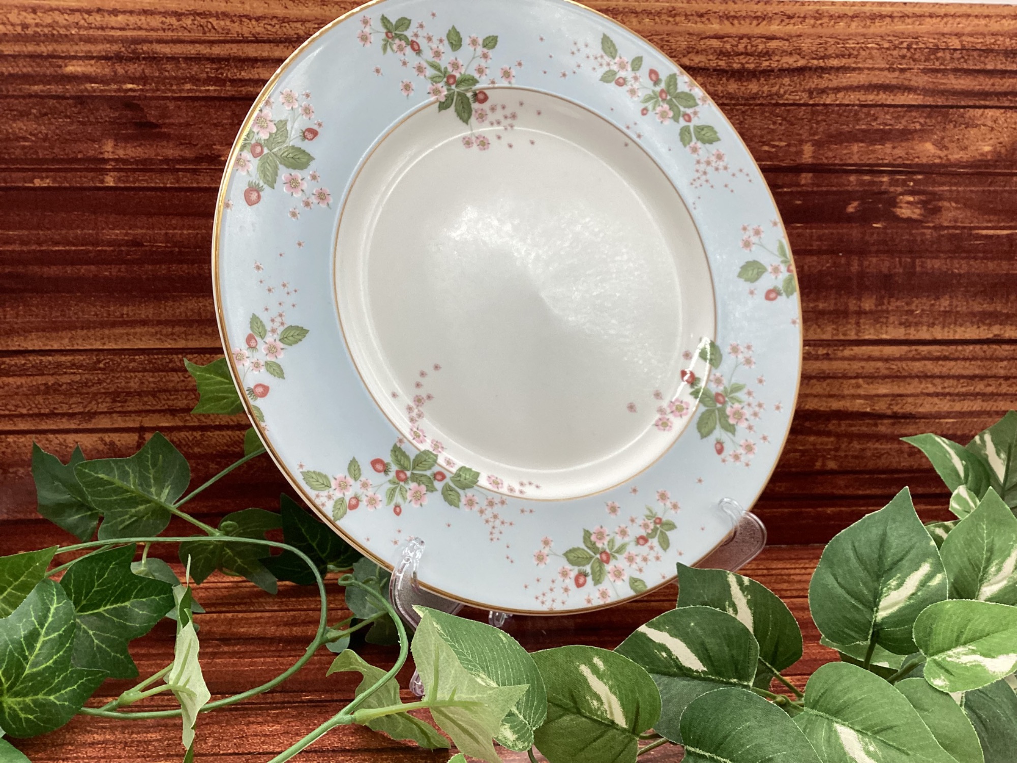 Wedgwood】より プレート ワイルドストロベリーブルームのご紹介です