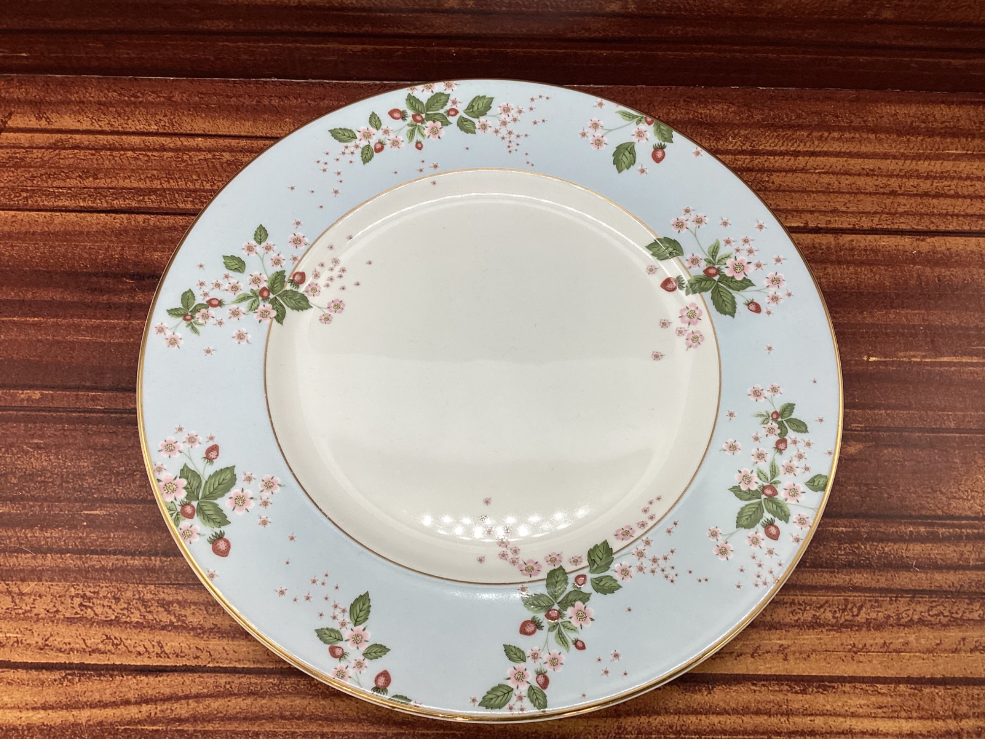 Wedgwood】より プレート ワイルドストロベリーブルームのご紹介です