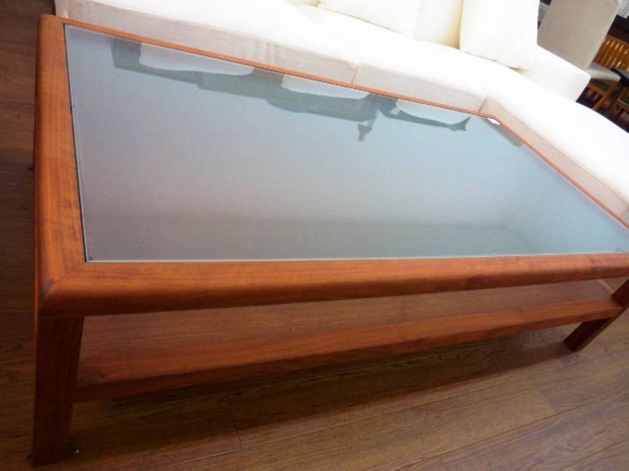 タイムアンドスタイルのガラスセンターテーブル『NANCY』を買取入荷