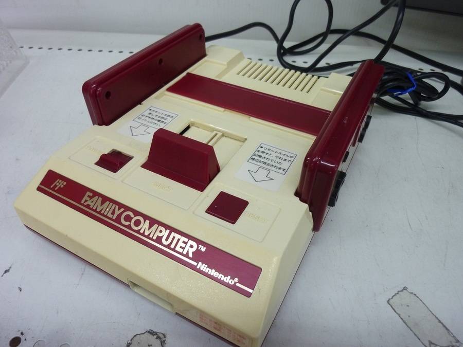 レトロゲームの代表格！昔懐かしいファミリーコンピュータ