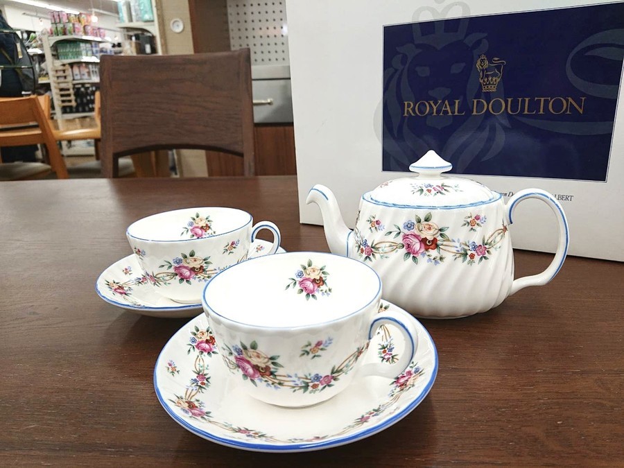 ロイヤルドルトンのティーカップ＆ソーサーとティーポットが入荷いたし