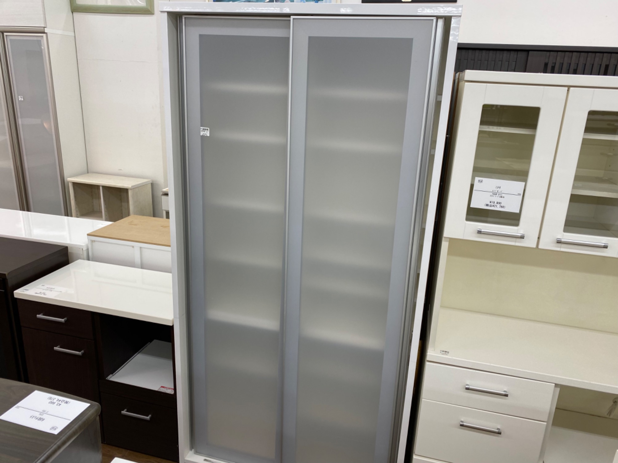 【軽トラック無料貸出！】食器棚 軽トラ貸し出し無料！】2枚扉食器棚 入荷しました！