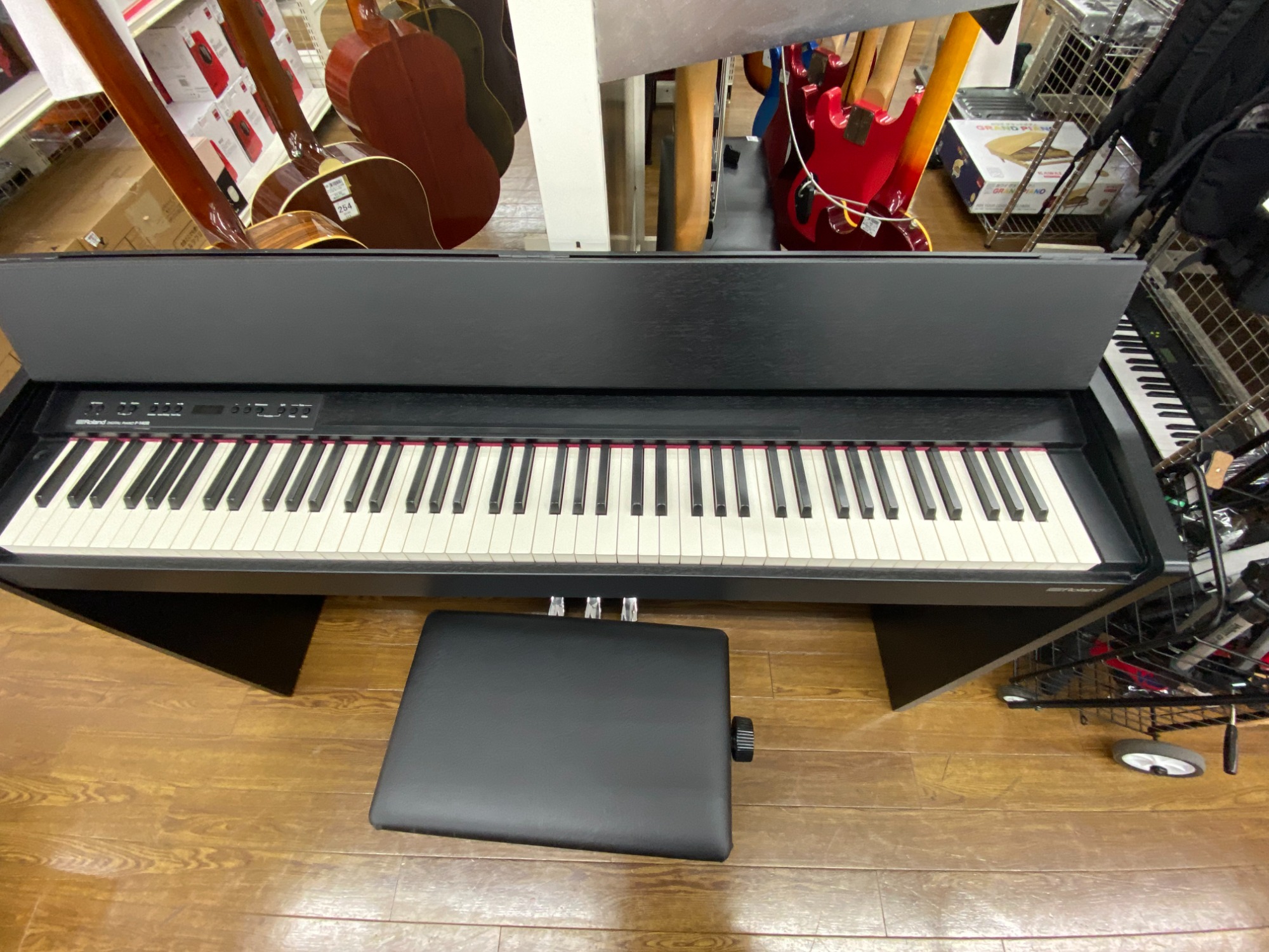 【取りに来られる方限定】ローランド f140r電子ピアノ ペダル付き 取りに来られる方限定】ローランド f140r電子ピアノ ペダル付き 取りに