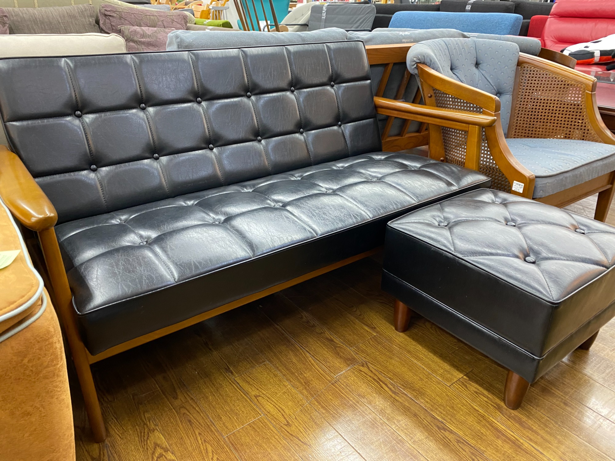 カリモク60Kチェア、オットマン付きのご紹介です。