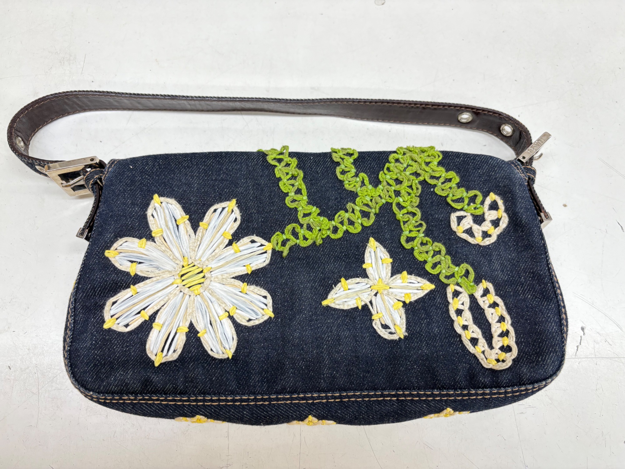 Fendi 刺繍デニムショルダーバッグ FENDI / フェンディ】フラワー刺繍 デニム マンマバケット ショルダー