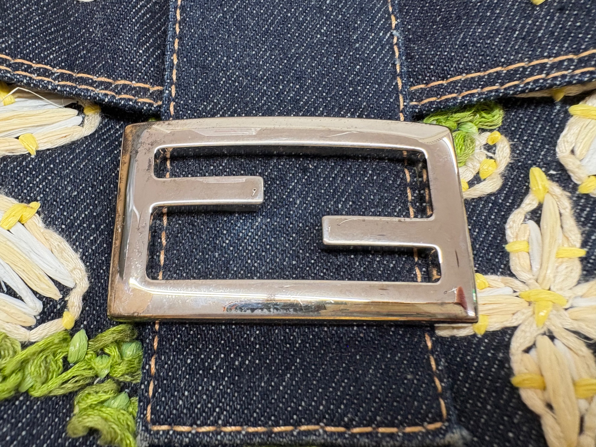 フェンディ　FENDI ショルダーバッグ　デニム　バゲット　刺繍　フラワー 美品 フェンディ FENDI ショルダーバッグ デニム バゲット 刺繍 フラワー 美