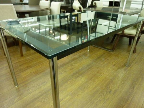 生活家具のダイニングテーブル