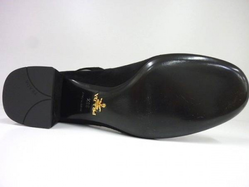 パンプスのプラダ（PRADA）