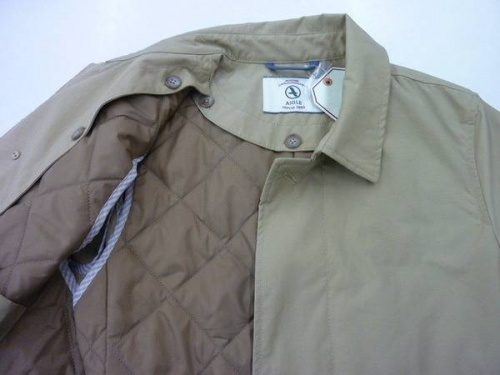 コートのAIGLE