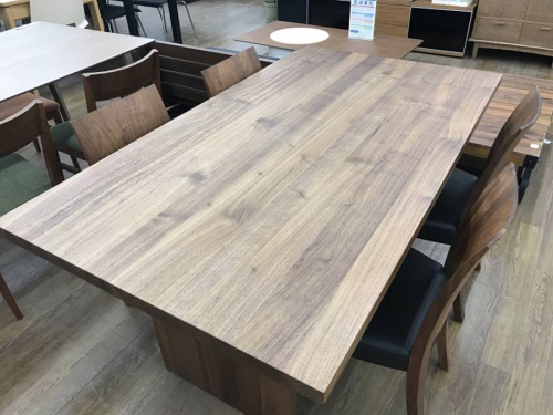 家具のテーブル