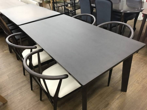家具のテーブル