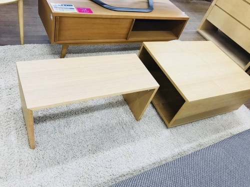 家具のテーブル