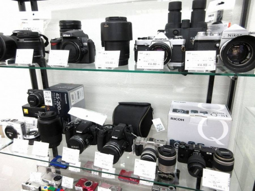 デジタル家電のカメラ　コンデジ　一眼レフ　ミラーレス