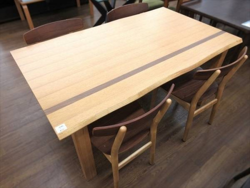 家具のテーブル
