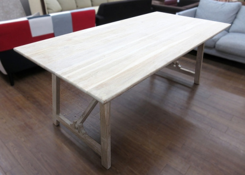 家具のテーブル