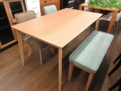 家具のテーブル