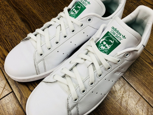 スニーカーのadidas STAN SMITH