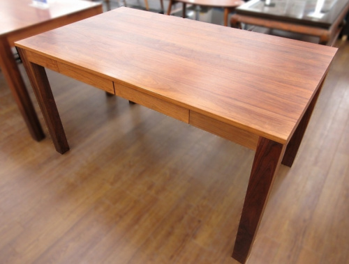 家具のテーブル