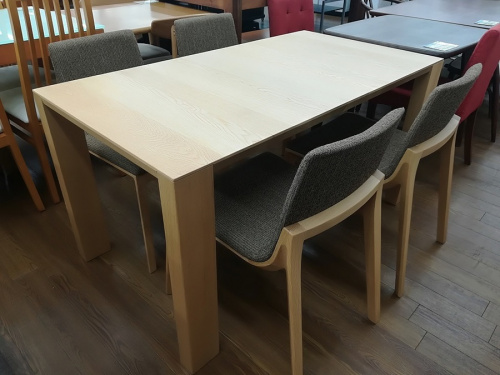 家具のテーブル