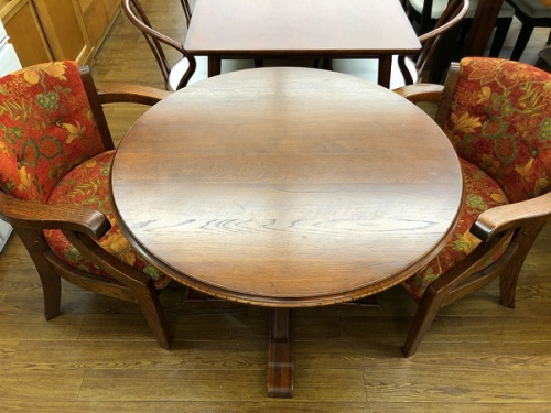 生活家具のテーブル