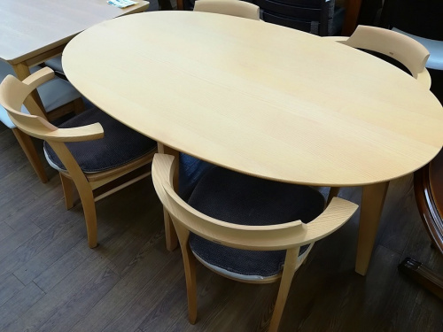 生活家具のテーブル