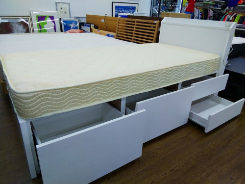 ベッドのニトリ　イケア　無印良品　カリモク