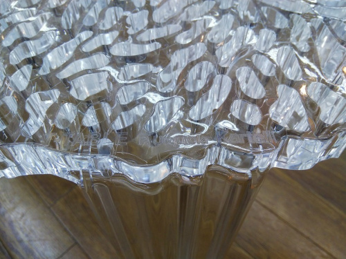 カルテルのサイドテーブル