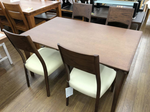 生活家具のテーブル