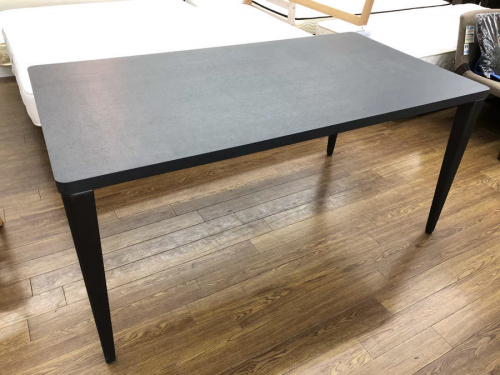 家具のダイニングテーブル