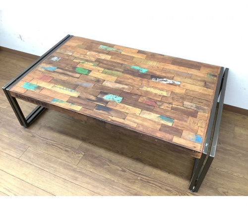 家具のテーブル