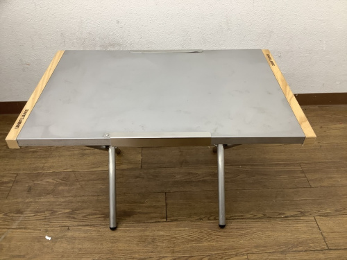 キャンプ用品の焚き火テーブル