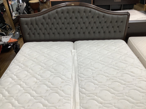 ベッドのクイーンベッド