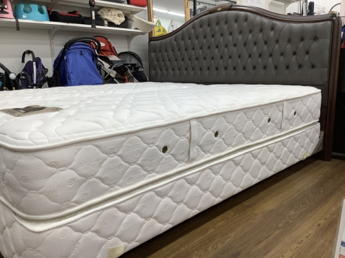 クイーンベッドのSimmons