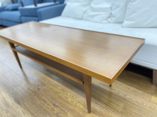 家具のテーブル