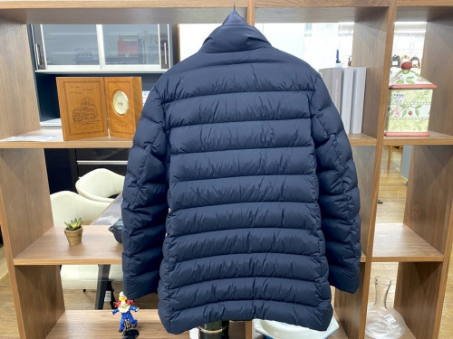 ダウンコートのMONCLER モンクレー