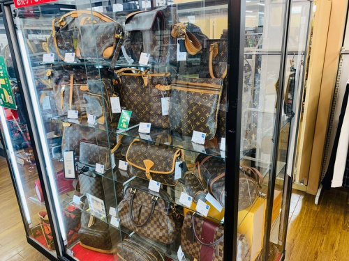 LOUIS VUITTON(ルイヴィトン）のモノグラム スポンティーニ