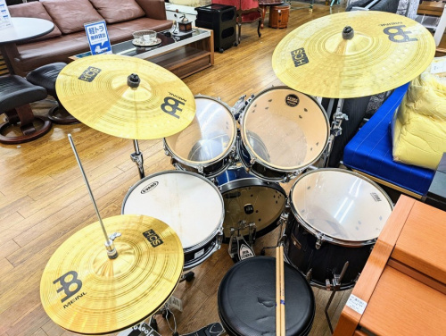 打楽器のドラムセット