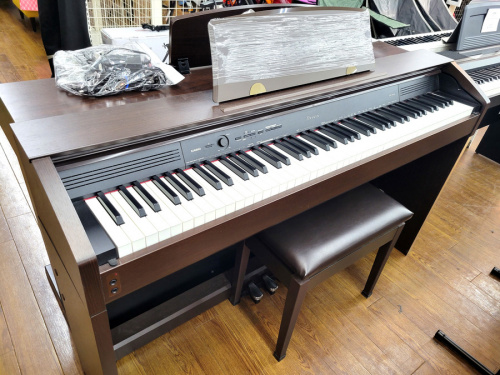 中古楽器店のキーボード