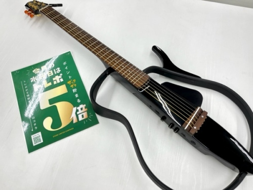 中古楽器店のギター