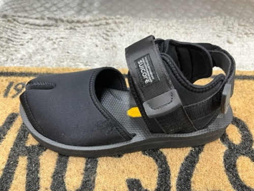 サンダルのsuicoke