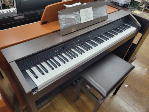 中古楽器店のキーボード
