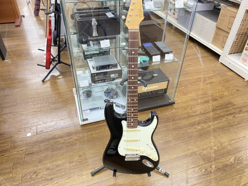 中古楽器店のギター