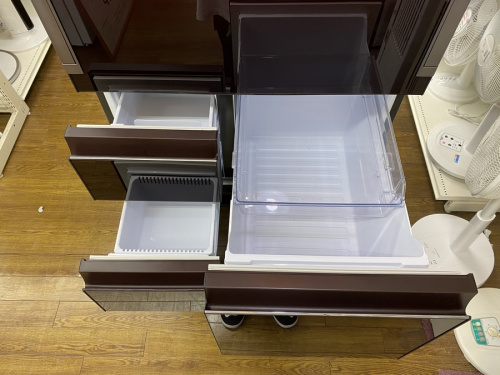 SHARPの5ドア冷蔵庫