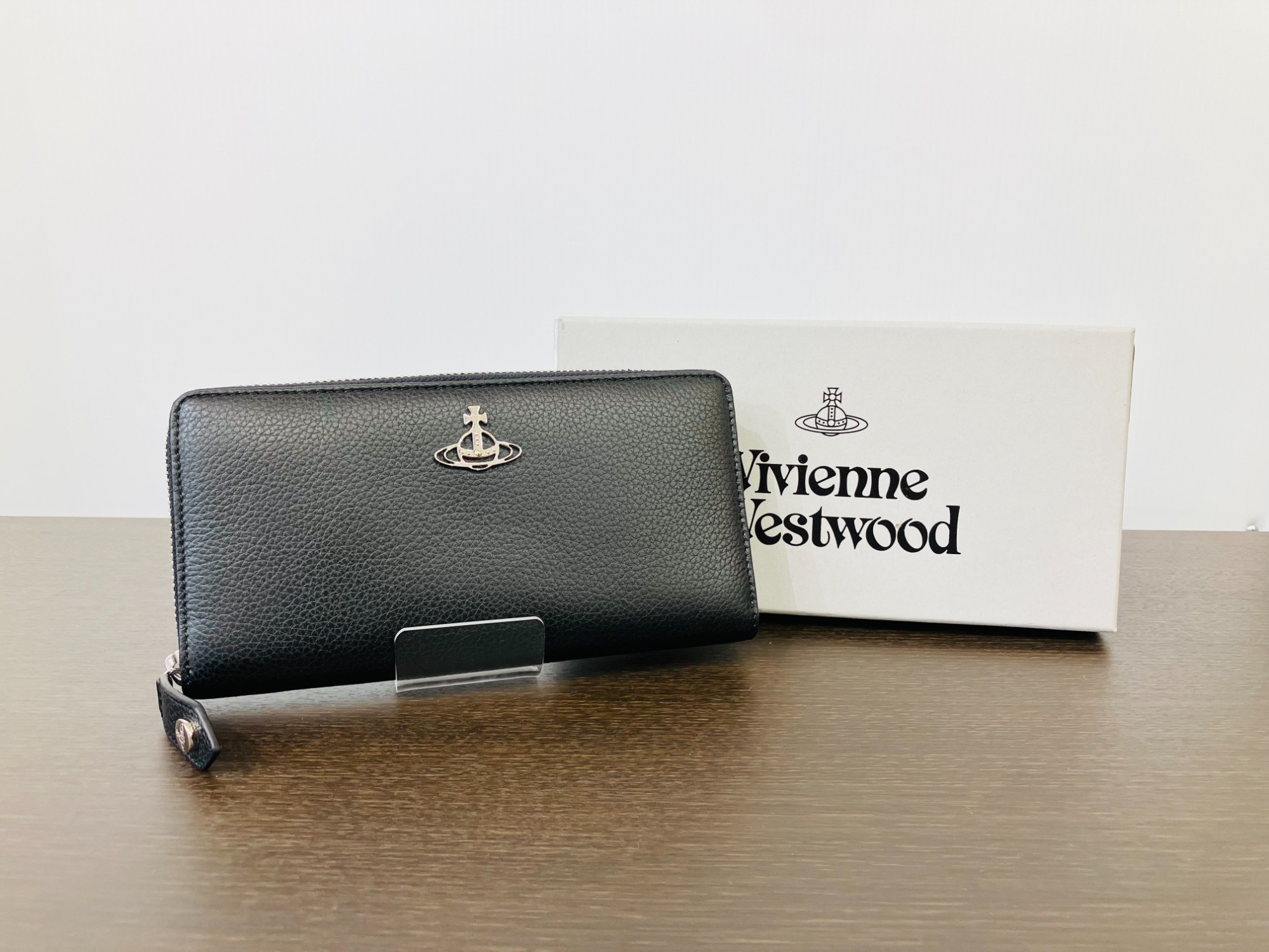 新品 Vivienne Westwood 長財布 EXIBTION Vivienne Westwood ヴィヴィアンウエストウッド 長財布 ラウンド