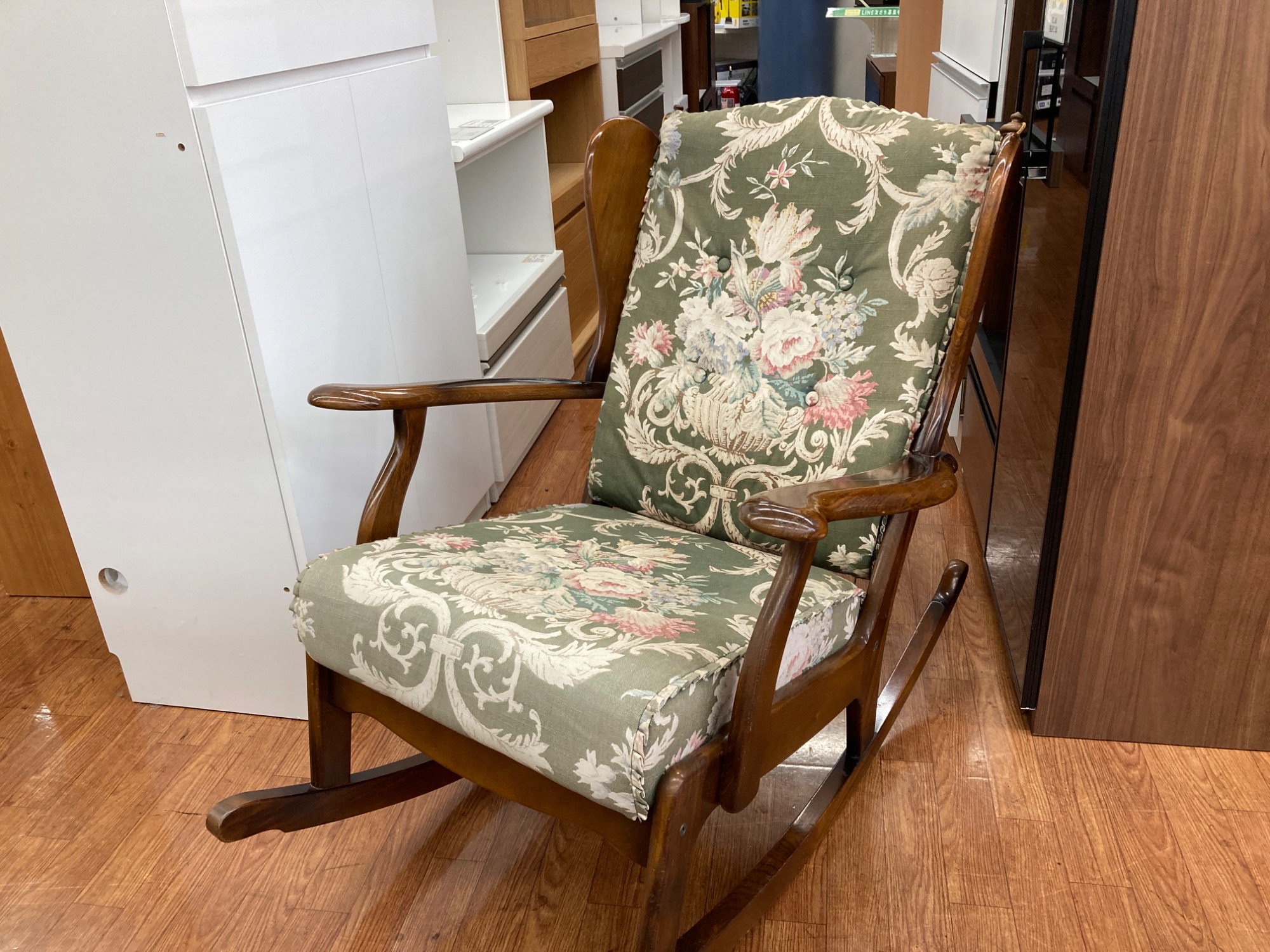 みんなの憧れ！ロッキングチェアーを入荷しました！｜2025年12月06日