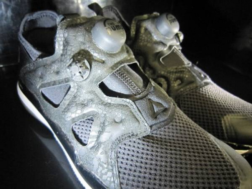 スニーカーのREEBOK