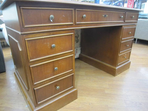 テーブルのデスク