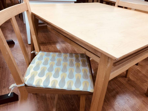 家具のテーブル