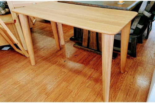 家具のテーブル