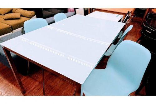 生活家具のテーブル